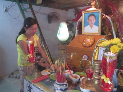 Mẹ nạn nhân bên di ảnh con