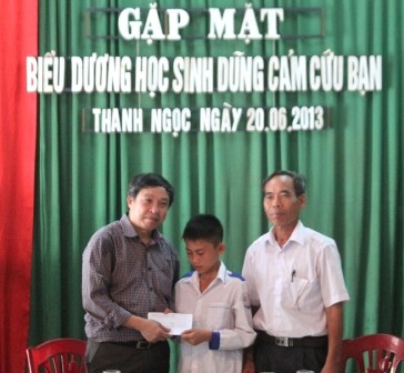 Đại diện Sở giáo dục tặng bằng khen và quà học sinh dũng cảm Lê Văn Được.