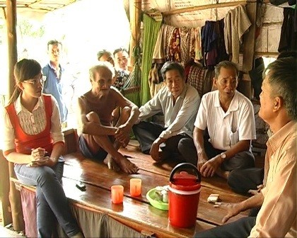 Bà con nơi đây đang bày tỏ nguyện vọng sớm có hộ khẩu với phóng viên