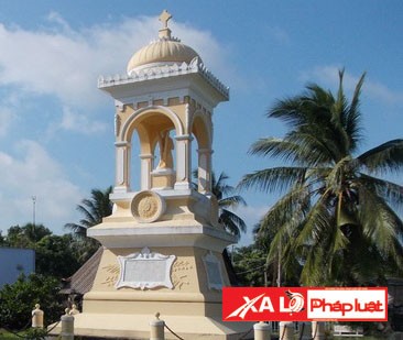 Ngôi mộ chôn đứng của Trần Bá Lộc trong khuôn viên nhà thờ Cái Bè