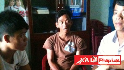 Những người lao động bị giam giữ trong Công ty môi giới Tuấn Sơn hồi cuối tháng 5/2013 (Hình cắt từ clip)