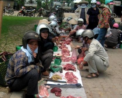 Những miếng thịt kém chất lượng được bày bán dưới chân cầu Thăng Long những vẫn được nhiều người mua.