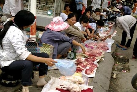 Chợ Vồ (ngõ 10, phố Quang Trung, quận Hà Đông) được biết đến là chợ đầu mối thịt ôi thiu giá rẻ của Hà Nội, với các mặt hàng từ thịt lợn, thịt gà đến thịt bò, tôm, cá…