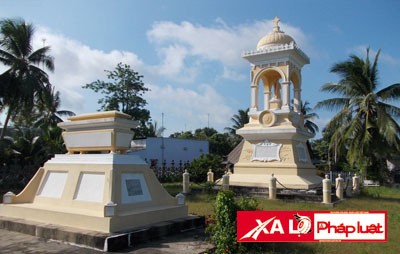 Ngôi mộ Trần Bá Thọ (thấp) bên cạnh ngôi mộ chôn đứng của Trần Bá Lộc.
