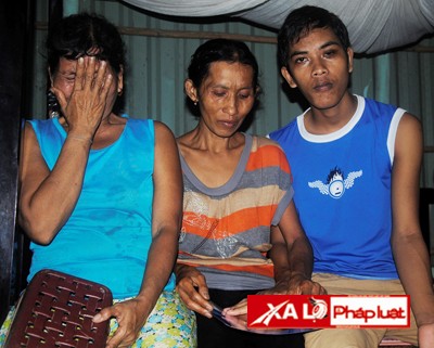Mẹ và đứa em mù lòa của nạn nhân Sơn Bồ Rót