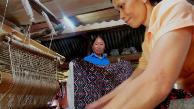 Bà Quan Thị Ngân vẫn đau đáu việc truyền cho con cháu giữ gìn một nét truyền thống văn hóa của dân tộc Tày Lâm Bình