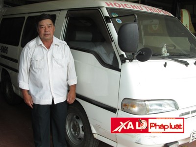 Ông Ba Nhiều bên chiếc xe cứu thương miễn phí