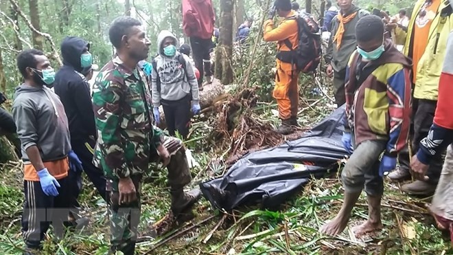 Lực lượng cứu hộ làm nhiệm vụ tại hiện trường vụ tai nạn máy bay ở Oksibil, Indonesia ngày 12/8. (Ảnh: AFP/TTXVN)