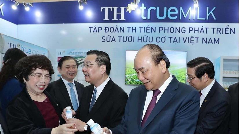 Bà Thái Hương tiếp đón Thủ tướng Chính phủ Nguyễn Xuân Phúc, Bộ trưởng Bộ KH&CN Chu Ngọc Anh cùng các lãnh đạo cấp cao tại khu trưng bày các phẩm nông nghiệp công nghệ cao của TH tại Triển lãm.