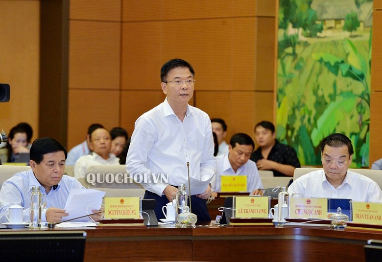 Bộ trưởng Bộ Tư pháp Lê Thành Long trả lời chất vấn